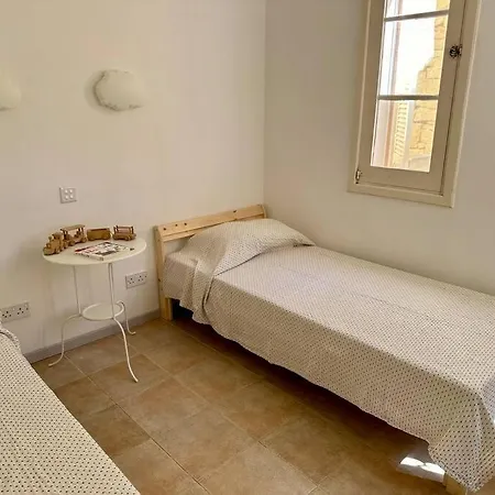 Bizzilla - Family Friendly Maisonette Apartment Xlendi